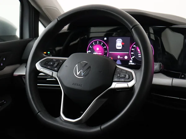 VOLKSWAGEN Golf (2024) — foto 14 van 27
