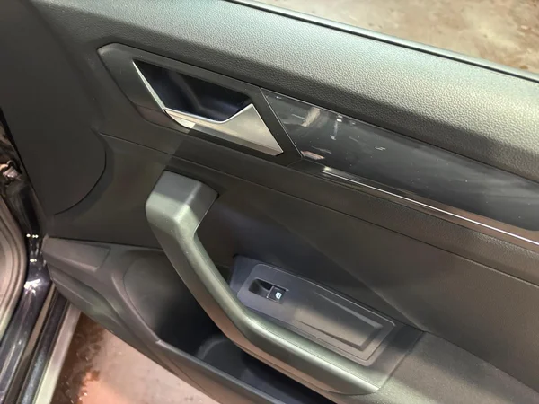 VOLKSWAGEN T-Roc (2018) — foto 9 van 24