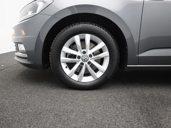 VOLKSWAGEN Touran (2016) — foto 3 van 17