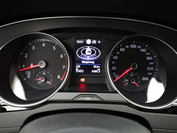 VOLKSWAGEN Passat SW (2023) — foto 17 van 18