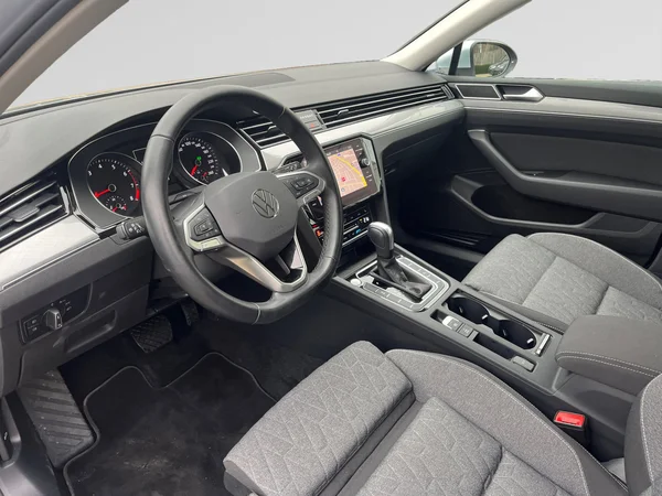 VOLKSWAGEN Passat SW (2023) — foto 2 van 24