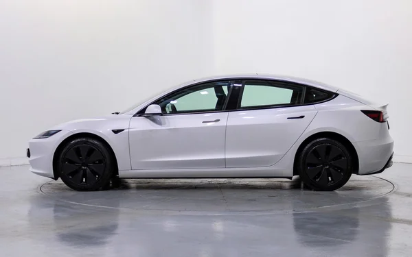 Tesla Model 3 (2024) — foto 12 van 47