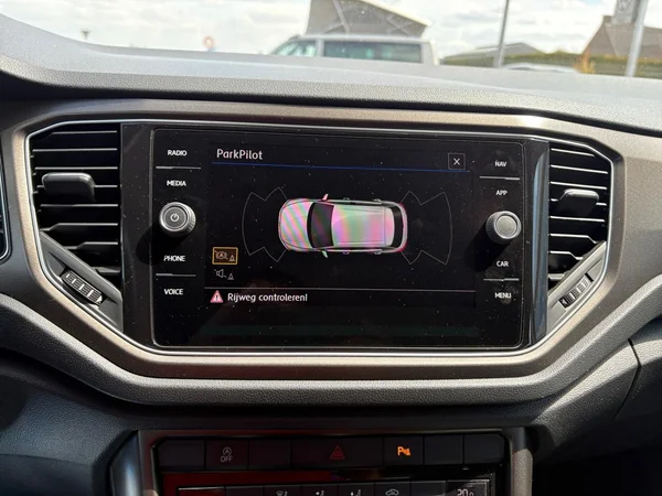 VOLKSWAGEN T-Roc (2018) — foto 5 van 21