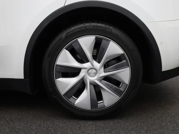 Tesla Model Y (2022) — foto 3 van 42