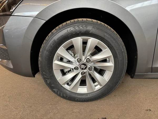 SKODA Octavia Combi (2025) — foto 3 van 24