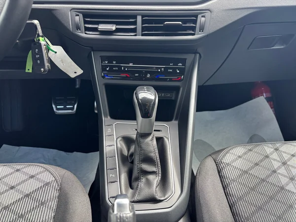 VOLKSWAGEN Polo (2024) — foto 2 van 15
