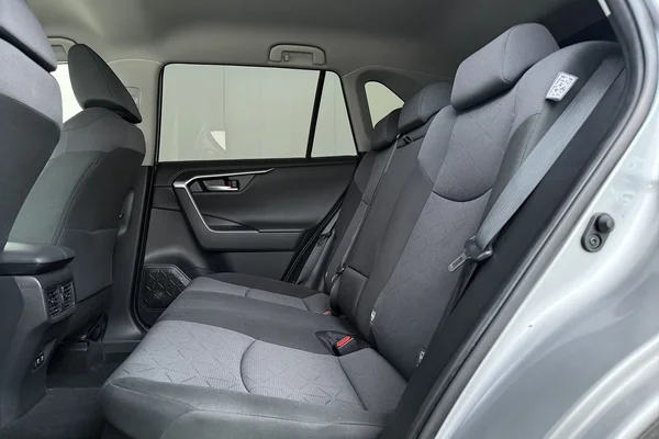 Toyota Rav4 Hybrid (HEV) (2021) — foto 28 van 29