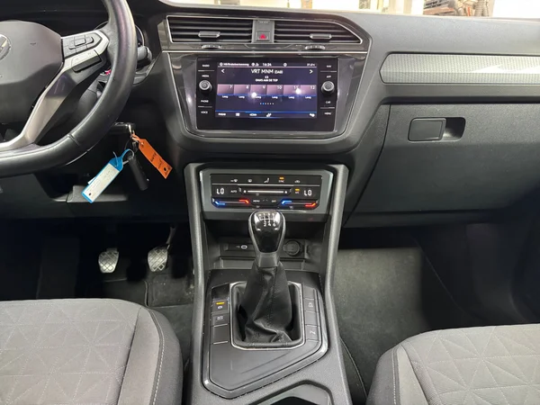 VOLKSWAGEN Tiguan (2020) — foto 4 van 19