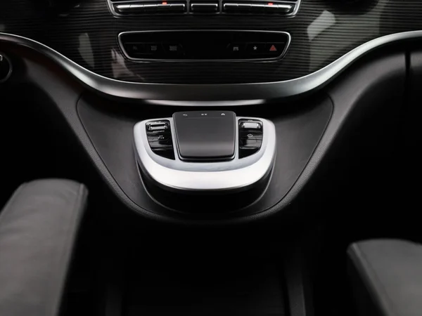 Mercedes-Benz EQV (2023) — foto 4 van 48