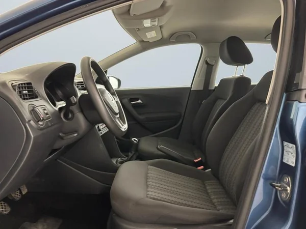VOLKSWAGEN Polo (2017) — foto 2 van 28