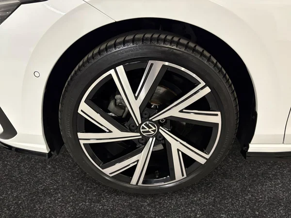 VOLKSWAGEN Golf VIII (2024) — foto 12 van 15