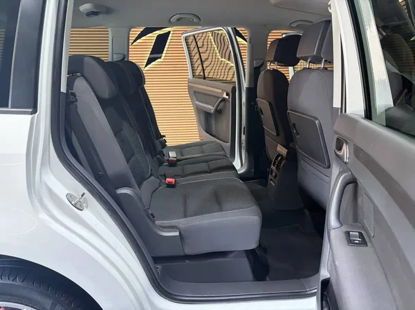 Volkswagen Touran (2015) — foto 8 van 22