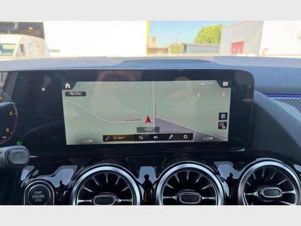 Mercedes-Benz GLA 180 (2022) — foto 9 van 22