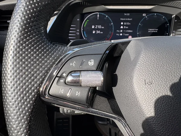 SKODA Octavia Combi PHEV (2024) — foto 3 van 23