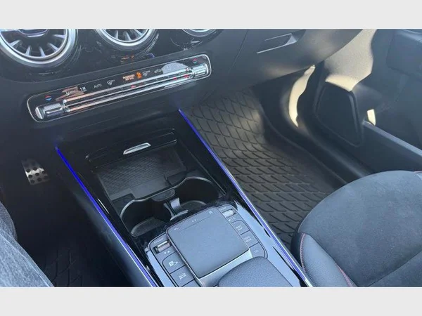 Mercedes-Benz GLA 180 (2022) — foto 11 van 22