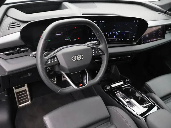 AUDI Q6 e-tron (2025) — foto 8 van 25