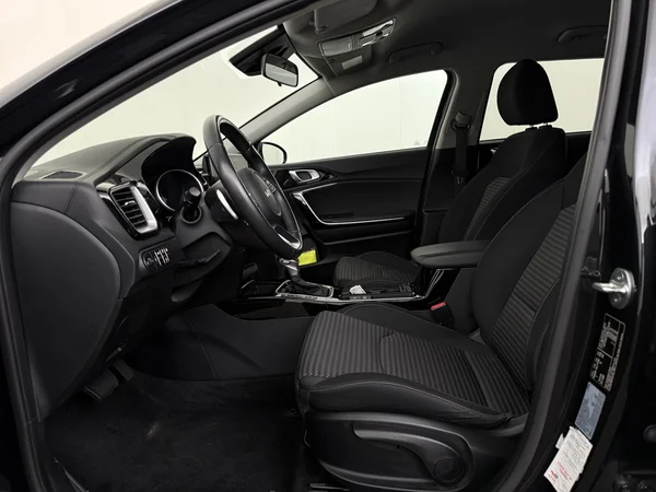 KIA Cee'd (2022) — foto 2 van 30