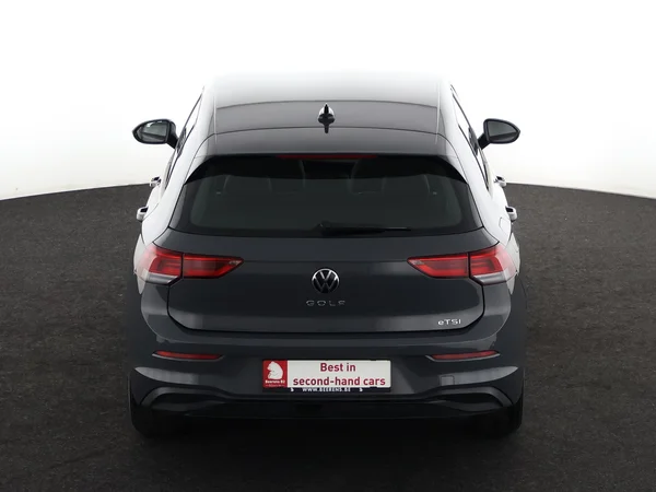 VOLKSWAGEN Golf (2024) — foto 25 van 28