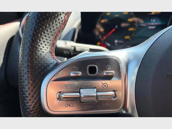 Mercedes-Benz GLB 180 (2021) — foto 11 van 29
