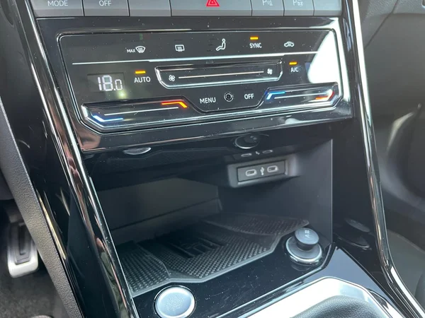 VOLKSWAGEN T-Roc (2025) — foto 14 van 18