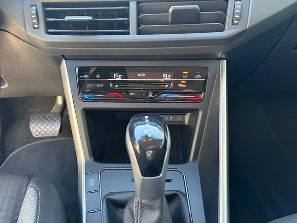 VOLKSWAGEN Polo (2023) — foto 2 van 15