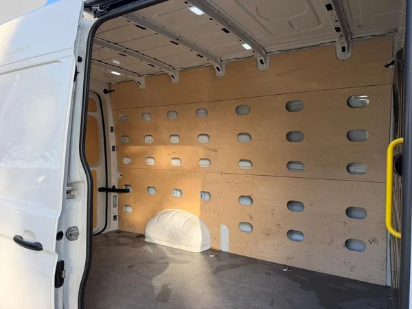 VOLKSWAGEN Crafter 35 Fourgon Mwb Dsl (2024) — foto 7 van 16