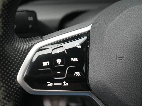 VOLKSWAGEN Golf VIII (2022) — foto 28 van 31