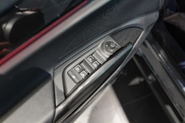 Škoda Enyaq iV (2023) — foto 14 van 35