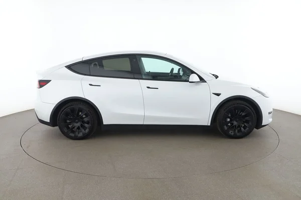 Tesla Model Y (2022) — foto 13 van 16