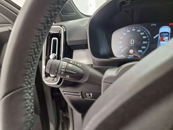 Volvo XC40 (2023) — foto 3 van 16