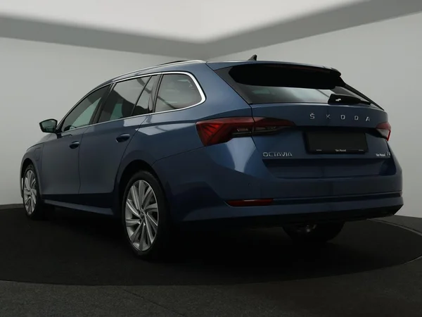 SKODA Octavia Combi PHEV (2021) — foto 12 van 32