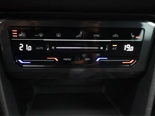 VOLKSWAGEN Tiguan (2022) — foto 9 van 22