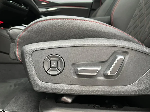 AUDI Q6 e-tron (2025) — foto 2 van 24
