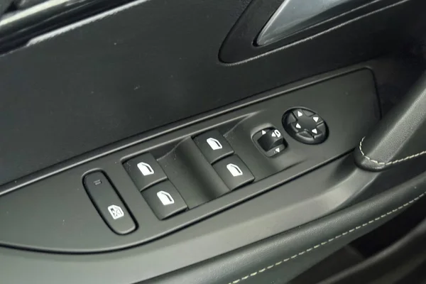Peugeot E-208 (2021) — foto 7 van 36