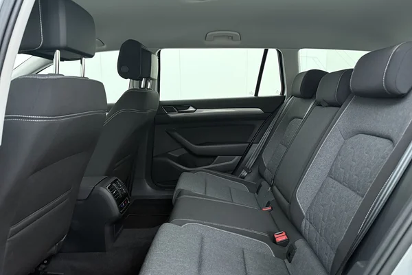 Volkswagen Passat SW (2023) — foto 16 van 17