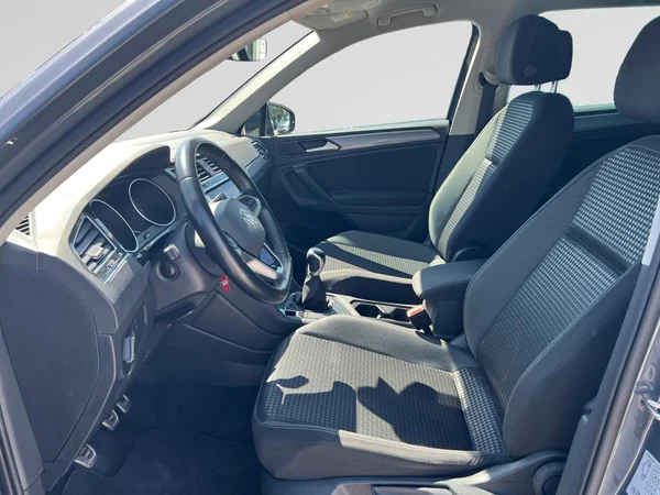 VOLKSWAGEN Tiguan (2022) — foto 14 van 18