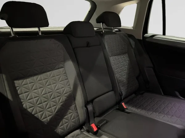 VOLKSWAGEN Tiguan (2022) — foto 13 van 22
