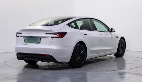 Tesla Model 3 (2024) — foto 43 van 47