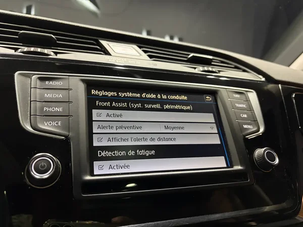Volkswagen Touran (2016) — foto 6 van 27