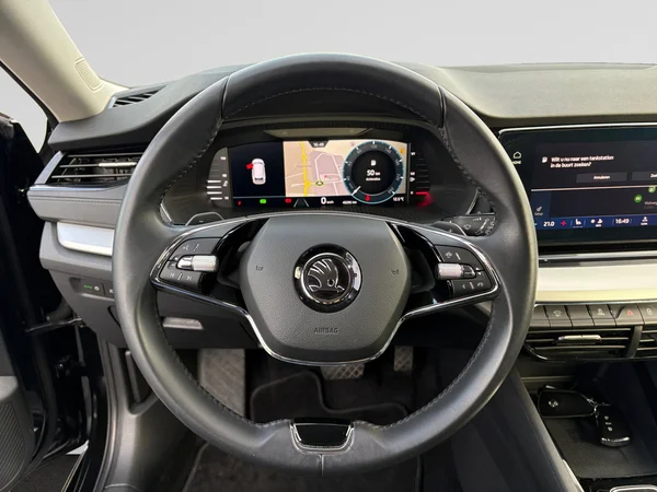SKODA Octavia Combi (2024) — foto 2 van 22