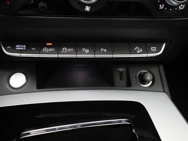 Audi Q5 (2023) — foto 18 van 44