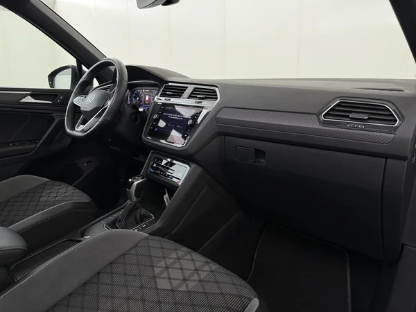 VOLKSWAGEN Tiguan (2023) — foto 3 van 33