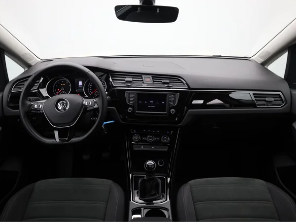 VOLKSWAGEN Touran (2016) — foto 16 van 17