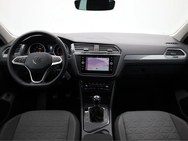 VOLKSWAGEN Tiguan (2021) — foto 19 van 20