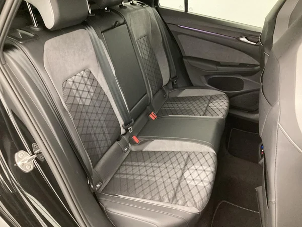 VOLKSWAGEN Golf VIII SW (2024) — foto 17 van 36