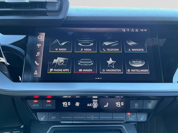 AUDI A3 Sportback (2023) — foto 2 van 22