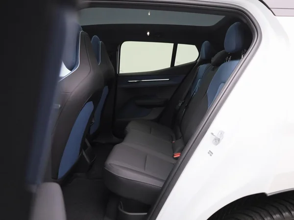 Volvo EX30 (2024) — foto 3 van 43