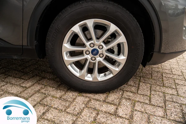 Ford Kuga (2022) — foto 4 van 33