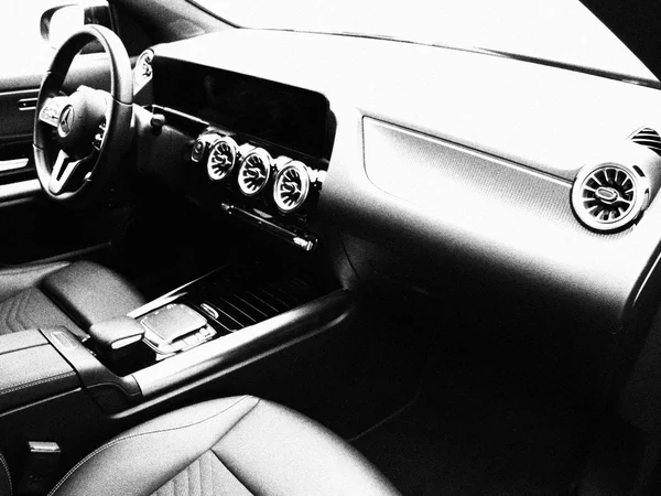 Mercedes-Benz EQA (2023) — foto 15 van 25