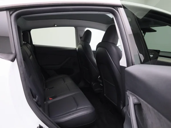 Tesla Model Y (2024) — foto 37 van 46